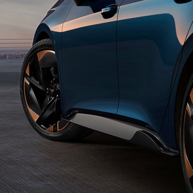 A side view of tje CUPRA Born and rims