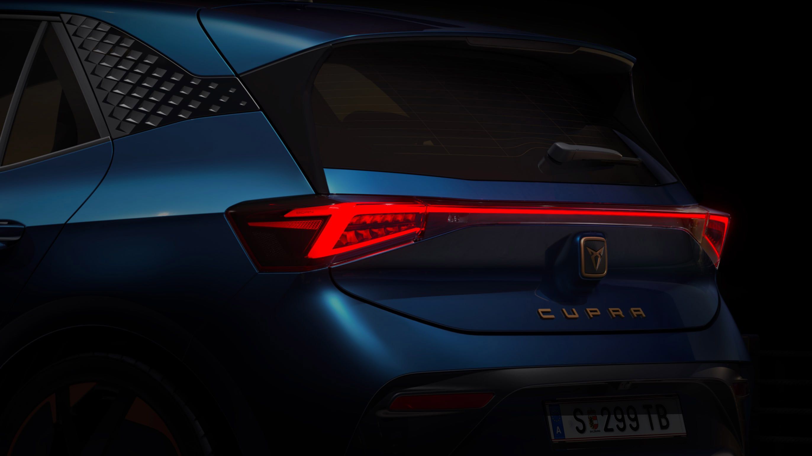 CUPRA Born Aurora Blue Heckansicht