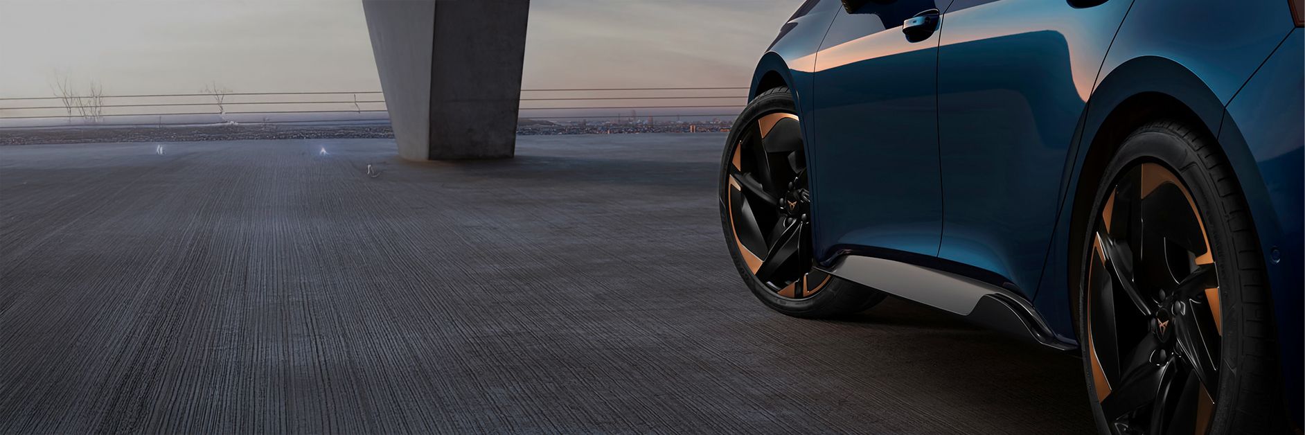 A side view of tje CUPRA Born and rims