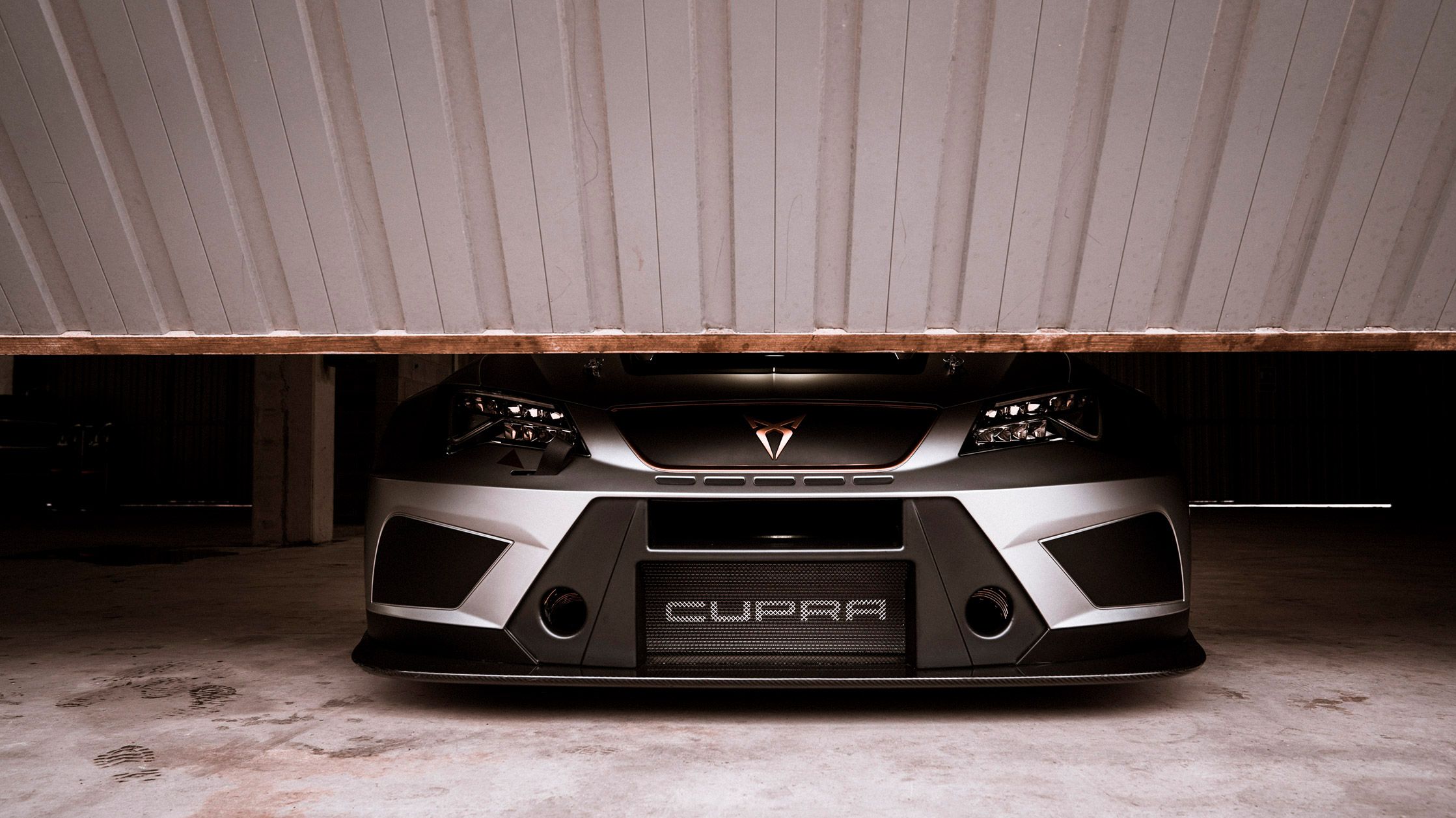 CUPRA Motorsportauto in einer Garage
