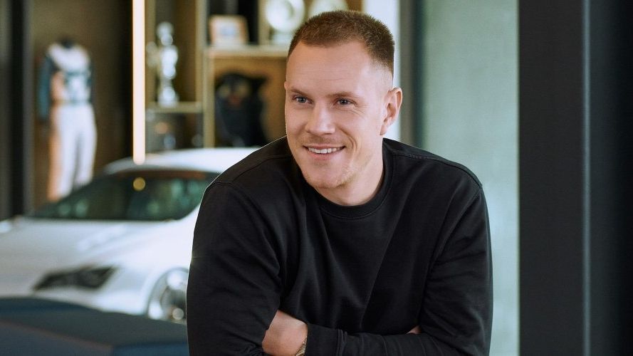 Portraitfoto von Marc ter Stegen mit schwarzem Pullover