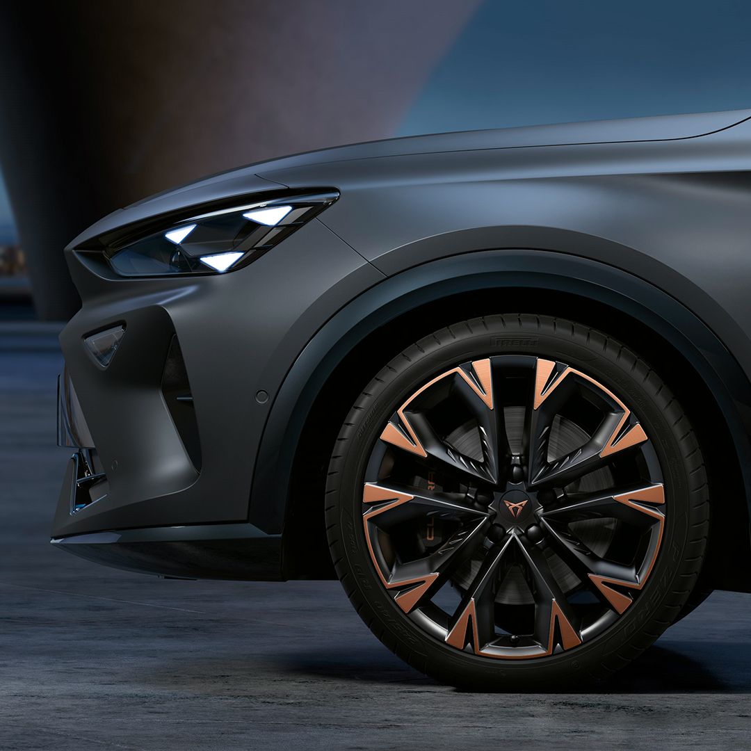 the side view CUPRA Formentor front bumper and tyre 