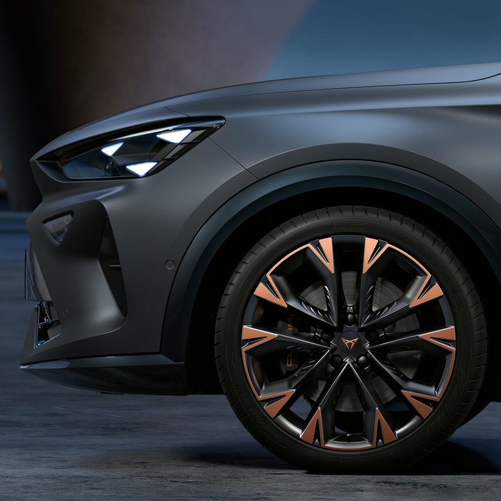 the side view CUPRA Formentor front bumper and tyre 