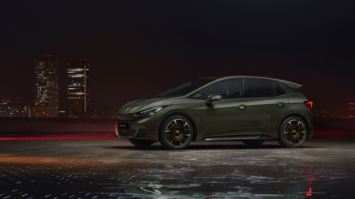 Side view of the CUPRA Born VZ in green at night