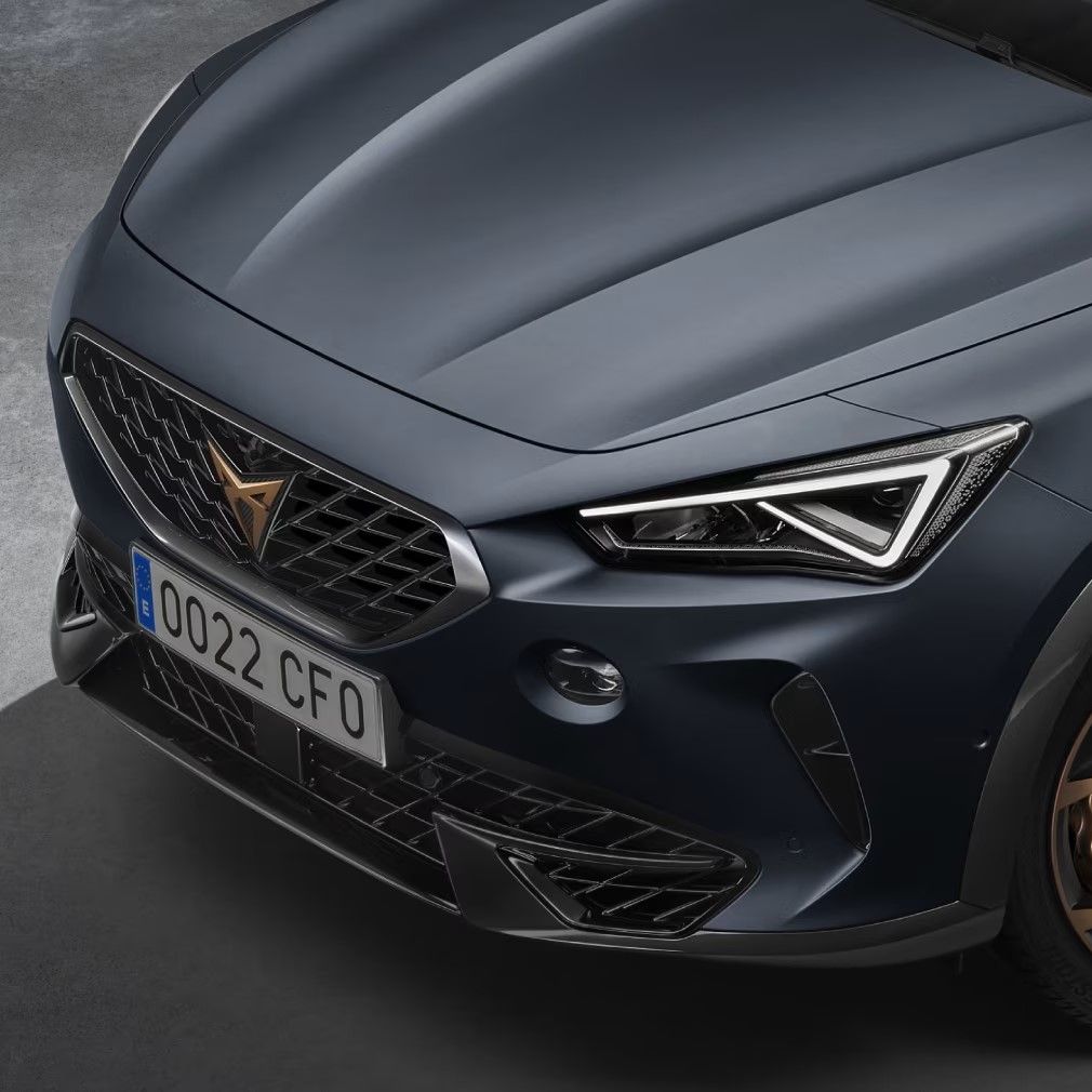 CUPRA Born Lava-blau mit Ausweich-Lenkhilfe